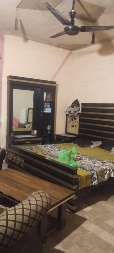 urgent sale Bad set dressing & side table