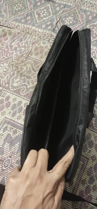 lptop ka bag or sath choty bags hen