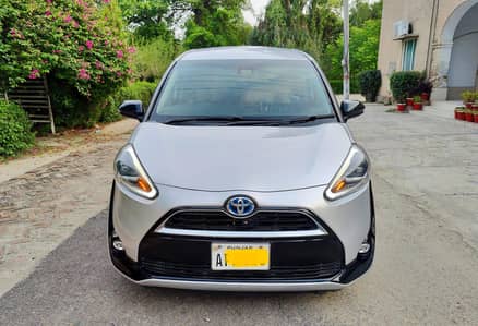 Toyota Sienta 7 Seaters Full option.