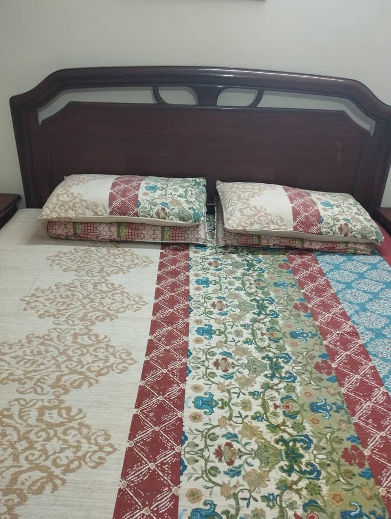 Bed with 2 side table and dressing table 1