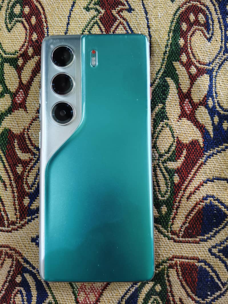 Techno Camon 40 pro 0