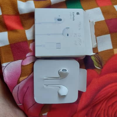 Apple Type C earphones wired