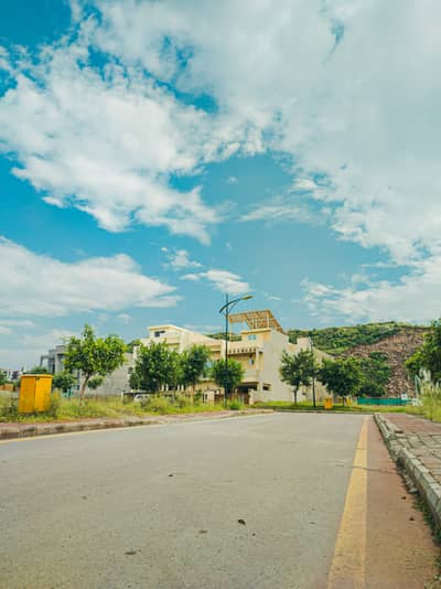 ME1 10 MARLA CORNER PLOT FOR SALE