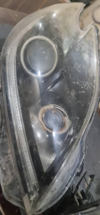 prius Headlights 2015 model  aik ka glass break hy