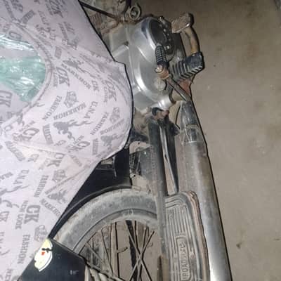 uniqe bike h koi km ni h bike m 2017 ka model h