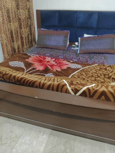 bad dressing side table with mattress