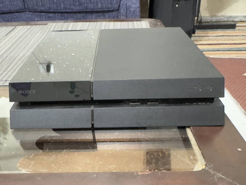 PS4 with one controller 2