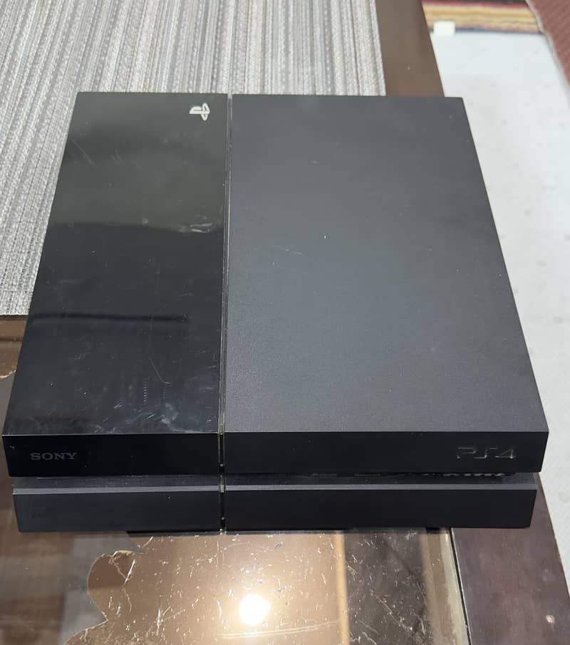 PS4 with one controller 3