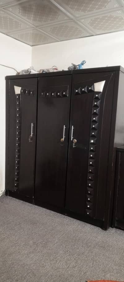 almari dressing table Console Achi Condition men