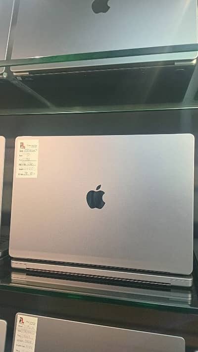 macbook M1 pro chip/32/512/16"/10 graphic card