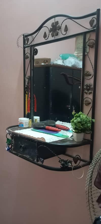 iron mirror dressing