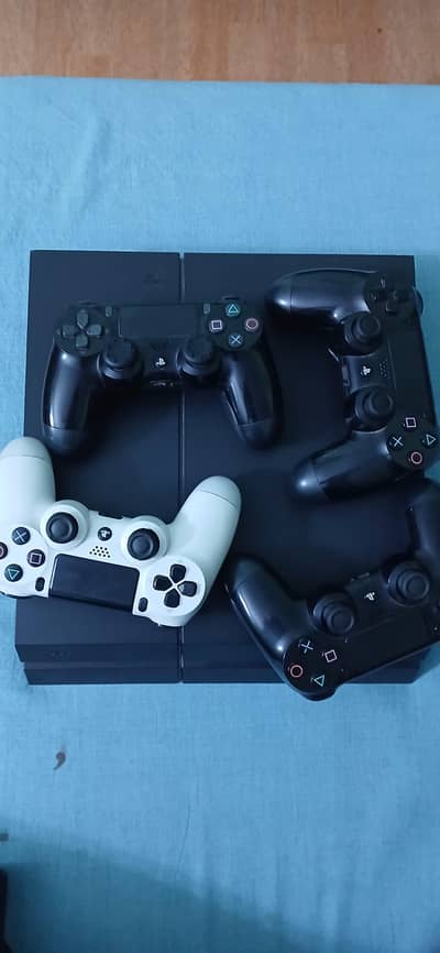 Playstation 4 Fat 1TB with 4 Controllers