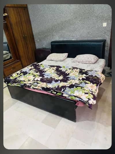 used bed without sidetables and matters