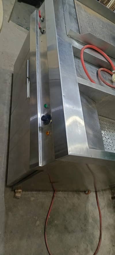 fryer zabardast condition me hai 25 liter nd 2 2 ki hot plat