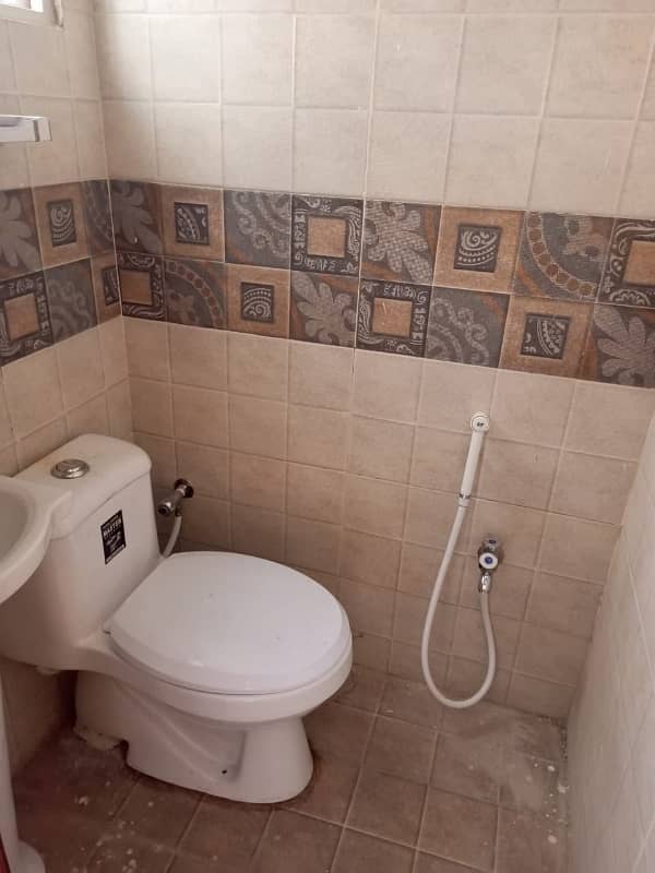 5مرلہ گھر برائے رینٹ 16