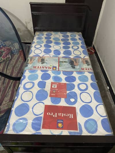 1 single bed with mattress