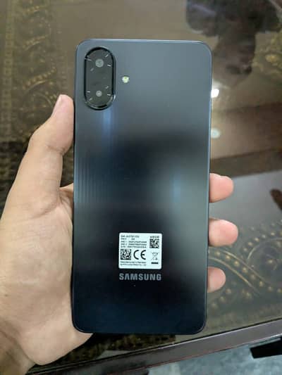 Brand new phone hai sim bhi ni daali