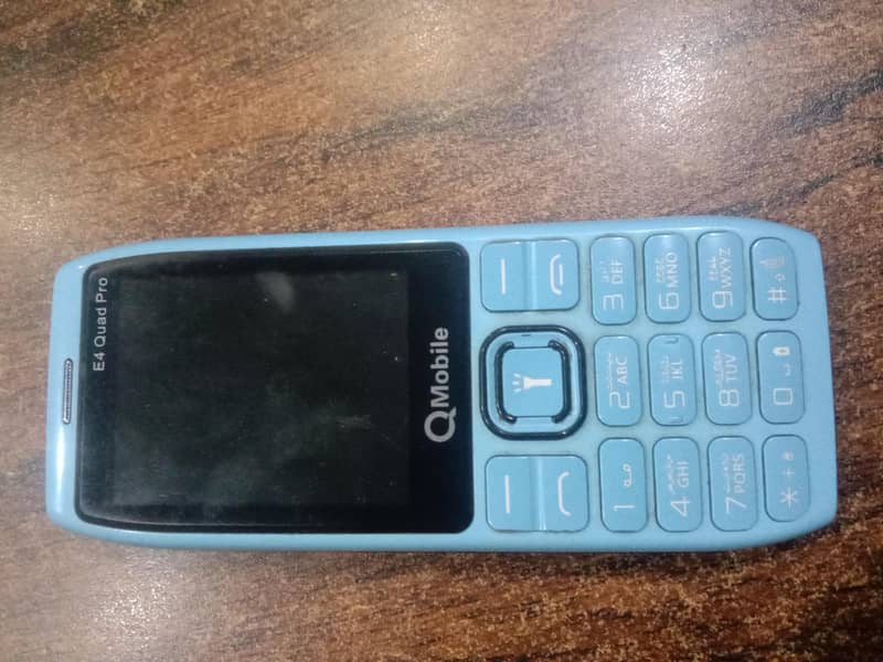 Qmobile E4 Quad pro 0