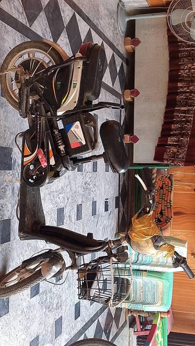 Scooty charge sub Kuch ha siraf 3months Chala ha