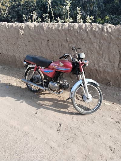 CD 70 2009 model one hand use