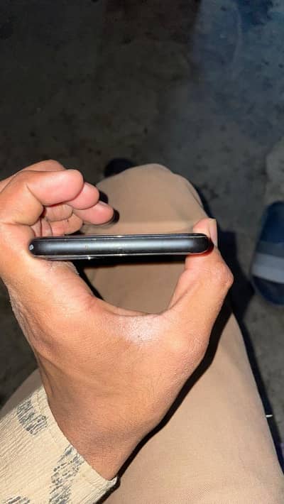 argent sale kar na hy non PTA hy battery charger hy display pa crack h