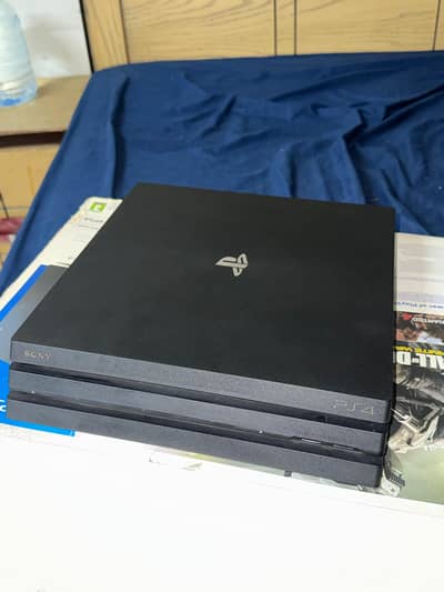 PS4 pro 1tb jail break 10\10 condition 2 controller
