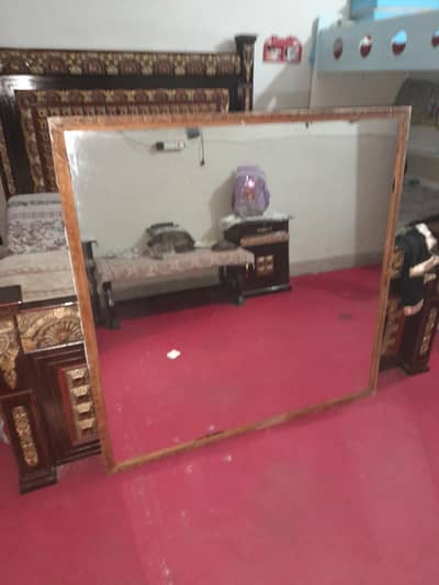 mirror 4 by 4 with frame back side pay bhe frame hai