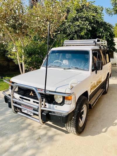 pajero  1986 model white color orignal