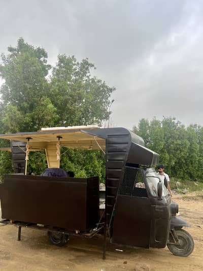 Mobeable food cart with rakshaw