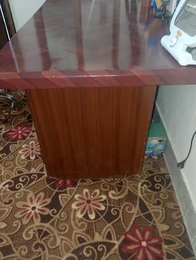 Office table Full okk hai