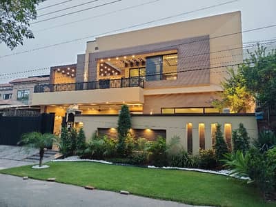 Royal Living on the Main 80-Foot Road Wapda town Lahore 21 Marla house for sale 7 beds
