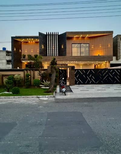 LUXURY LIVING IN VALENCIA TOWN LAHORE Looking For Your Dream Home? Invest In This Stunning 1 Kanal Modern Designer House Located On A Wide 60-Feet Road! Key Features: 5 Spacious Bedrooms With Attached Luxury Baths Double Italian Kitchens (Show Kitchen + Dirty Kitchen).