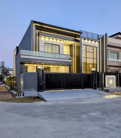 STUNNING CORNER VILLA 1 KANAL NEW HOUSE Prime Location: Sector A, IEP Town (Engineers Town), Lahore A Rare Opportunity To Own A Brand New Corner House On A Wide 40-Foot Road. This South-Facing/Corner Property Is Designed For Luxury, Ventilation, And A Grand Presence.