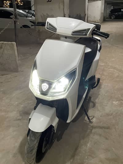 Benling crown roshni plus EV scooter 10/10 condition