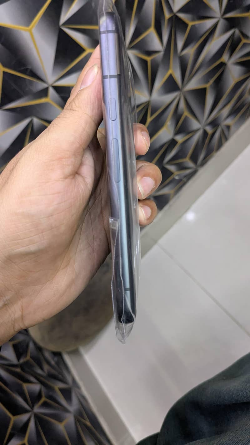 Google pixel 8a 10/10 condition 4