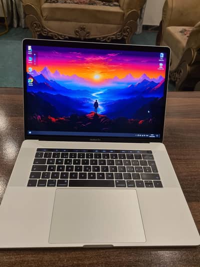 MacBook Pro Late 2016 15in Touch Bar Core i7HQ 16/256 *Dual OS* frm Uk