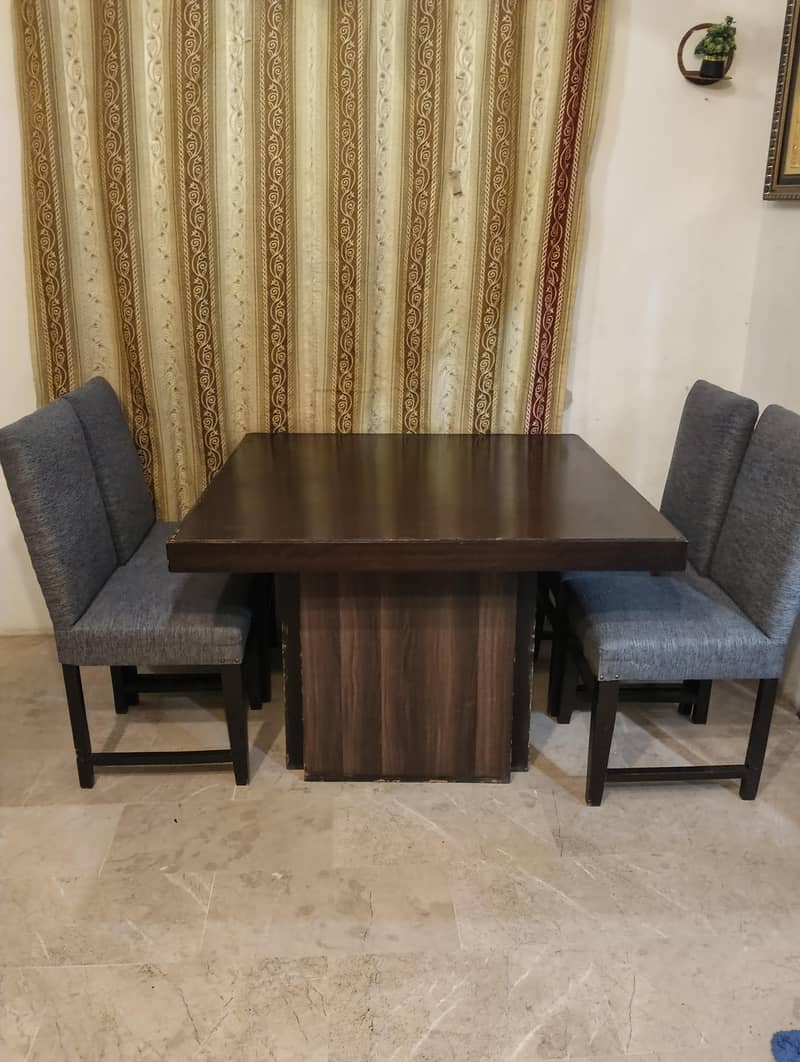 table with 4 chairs 1
