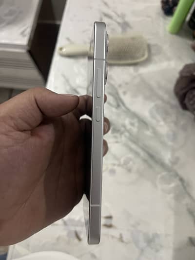 I am selling OPPO reno 15 5g 12gb 512gb brand new