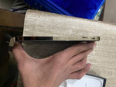 I am selling iphone 13 pro max pta (03229158188)