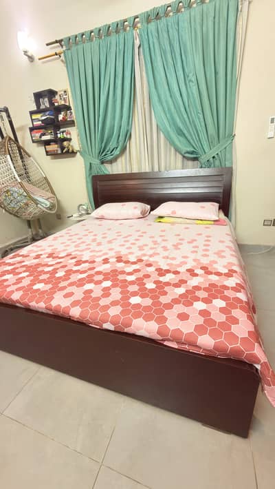 King Size Bed with Mattress – Excellent Condition