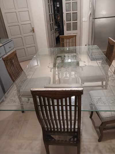 Pure Tali Dinning table with 10 mm tempered glass top.