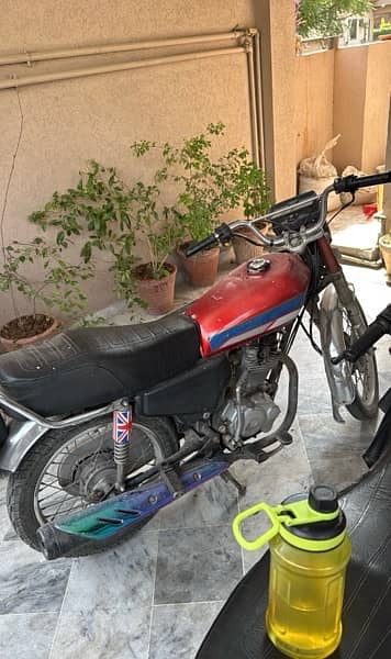 Honda 125 for sale. Condition 9/10. Mazeed pictures mil jayengi.