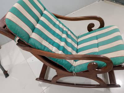 Rocking Chair – Elegant and Comfortable – Perfect for Any Space.
