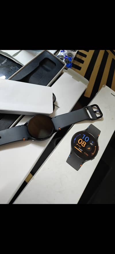 Samsung galaxy watch fe almost 10-10 Condtiin all accesries box