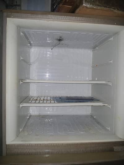 refrigeriter chalta hai  colling kam hai  size larg hai