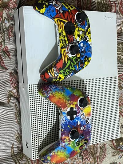 Xbox One S with 2 original wireless Controllers+skinand original Games