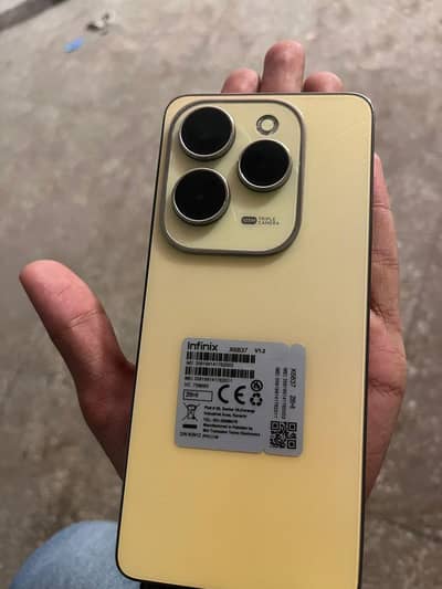 Infinix hot 40 pro 8/256 with box charger