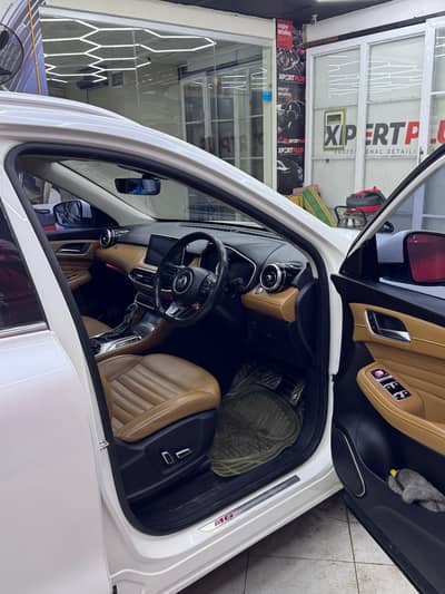 Mg Hs Black Trophy Edition Bej Leather Interior