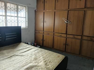 Bachelor's hostel, Furnished rooms