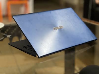 ASUs ZenBook 10/9 condition  with A unique feature
